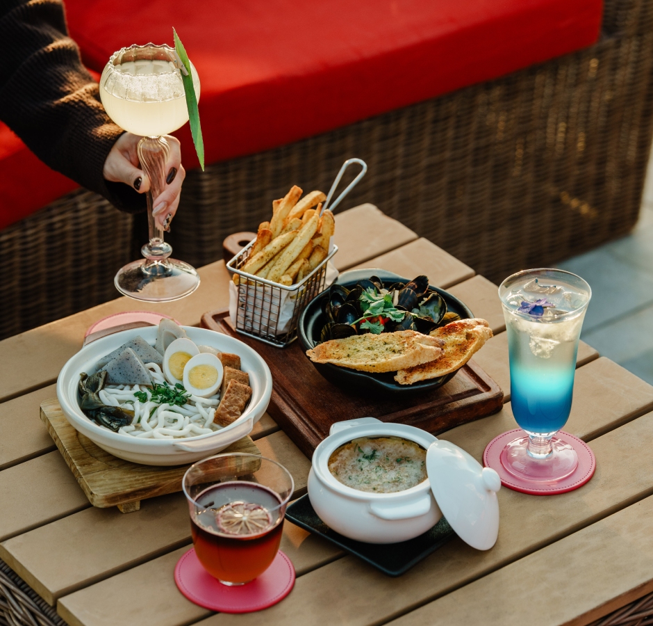 76/F WETDECK SIP & BITE for 1 person 